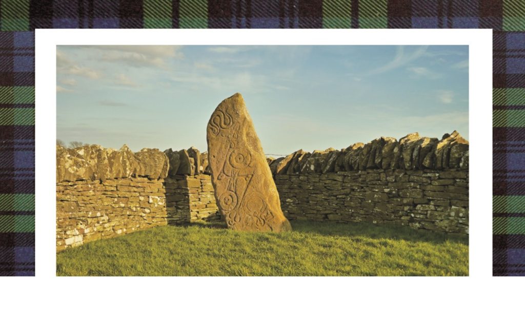 Będące wspaniałym przykładem artystycznego zmysłu Piktów rzeźbione kamienie w głównej mierze zostały wykonane na przełomie wieków VI i IX w. Wiele z nich poprzedza więc czas chrystianizacji kraju przypadający na ok. 563 r. Znakomita część tych niezwykłych monumentów została odkryta we wschodniej części Szkocji oraz ponad linią rzek Clyde i Forth. Nieliczne egzemplarze znajdywane były jednak także na wyspie Skye, Orkadach czy nawet na odległych Szetlandach. Do dzisiejszych czasów przetrwało ok. 350 tego typu obiektów.