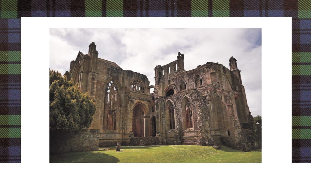 Cysterskie opactwo w Melrose pod wezwaniem Błogosławionej Dziewicy Marii zostało ufundowane przez króla Dawida I w 1136 r. Jest ono również jednym z czterech słynnych opactw szkockiego regionu Borders. Pozostałe znajdują się w Kelso, Jedburgh oraz Dryburgh. Ulokowane zostało ono na planie krzyża świętego Jana. Obecna wysokość jego głównej, niestety częściowo już zburzonej wieży wynosi 26 m.