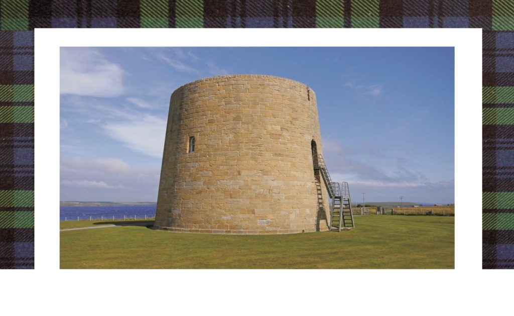 Martello Tower, niezwykła, obronno-mieszkalna wieża wybudowana została w latach 1813-1814, czyli w schyłkowym okresie wojen napoleońskich. Działając w parze z bliźniaczą wieżą Crockness miała ona za zadanie ochronę głównie brytyjskich, ale też szwedzkich statków handlowych, przed atakami francuskich i amerykańskich okrętów kaperskich.